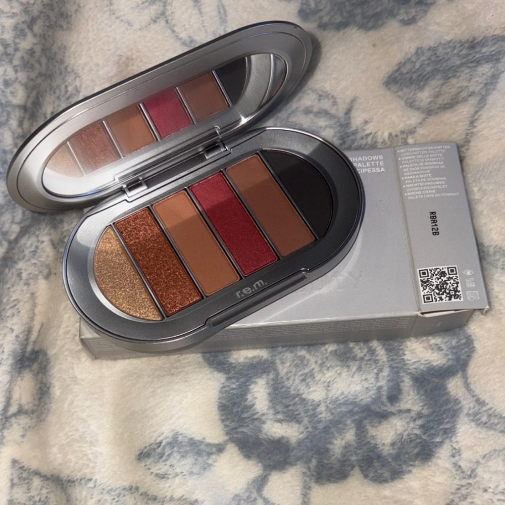 r.e.m. beauty Midnight Shadows Eyeshadow Palette in Principessa.